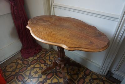 une petite table avec un plateau en bois dans une pièce