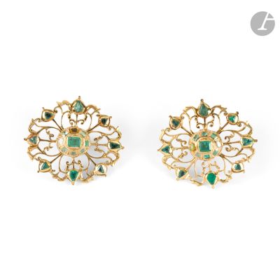 une paire de boucles d'oreilles à clous en pierre verte