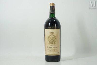 une bouteille de vin posée sur une table