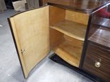 un meuble en bois avec une porte en verre dans une pièce