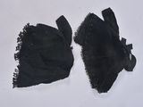 deux morceaux de tissu noir sur une surface blanche