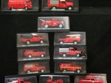 six camions de pompiers rouges dans des boîtes en plastique transparent sur fond noir