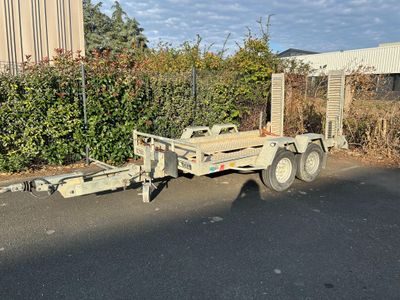 une remorque garée sur le bord de la route