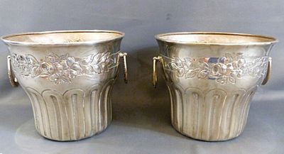 paire de vases anciens en métal argenté, munis d'anses et de poignées