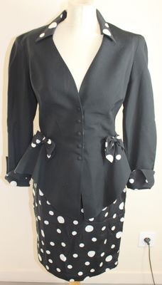 un tailleur-jupe à pois noirs et blancs sur un mannequin, un mannequin, un mannequin, un mannequin, un mannequin, un mannequin, un mannequin, un mannequin, un mannequin, un mannequin, un mannequin, un mannequin, un mannequin, un mannequin, un mannequin, un mannequin, un mannequin, un mannequin, un mannequin, un mannequin, un mannequin, un mannequin, un mannequin, un mannequin, un mannequin, un mannequin, un mannequin, un mannequin, un mannequin, un mannequin, un mannequin, un mannequin, un mannequin, un