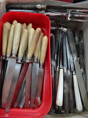 Ensemble de couteaux aux manches corne, plastique, ou bois d… - Photo 1