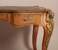 Bureau plat de forme galbée, en bois de placage marqueté. (photo 4)