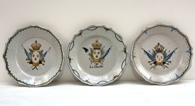 trois assiettes à motifs différents posées sur une surface blanche
