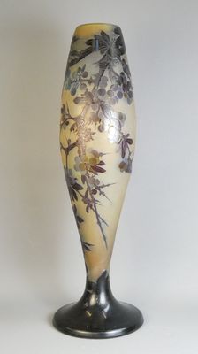 un vase posé sur un support sur une surface blanche