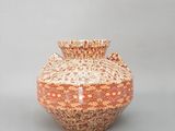 un petit vase posé sur une table