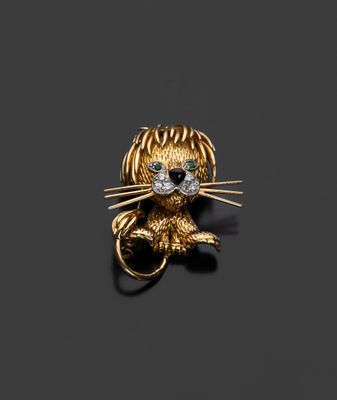 une broche en forme de lion en or et diamants