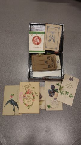 Boîte en laque avec cartes anciennes, almanach religieux