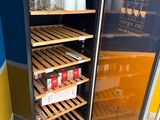 un petit réfrigérateur qui contient beaucoup de vin