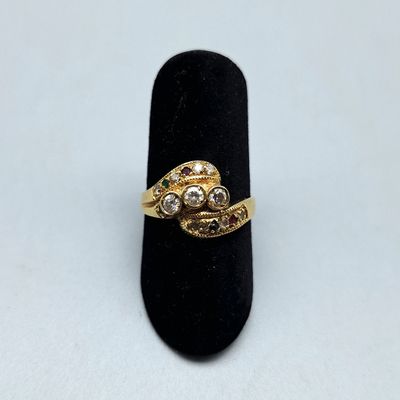 gros plan d'une bague en or ornée de deux diamants