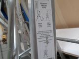 un gros plan d'un vélo avec un autocollant dessus