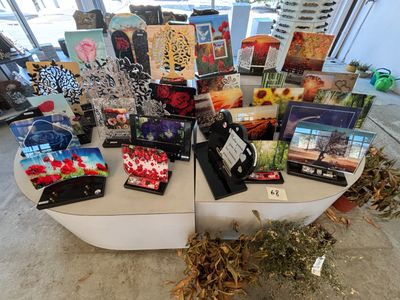 beaucoup de cartes posées sur une table dans une pièce