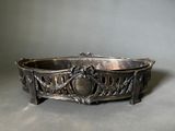 une assiette en argent antique avec un motif décoratif