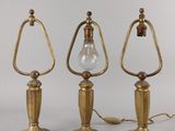 trois lampes de table en laiton, chacune équipée d'une ampoule