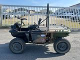 une photo d'un petit véhicule utilitaire garé sur un parking
