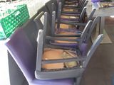 de nombreuses chaises violettes alignées en rang dans une pièce