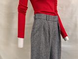 pull rouge et pantalon gris sur mannequin mannequin mannequin mannequin mannequin mannequin mannequin mannequin manne