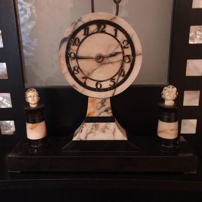 une horloge posée sur une table
