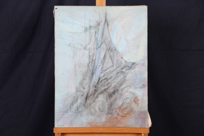 un chevalet sur lequel est posé un tableau, sur fond noir