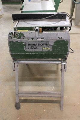 une machine posée sur une table dans une pièce
