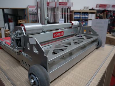 une photo d'une maquette de machine posée sur une table