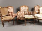 several chairs and a table are arranged in a circle