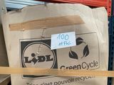 un sac en carton sur lequel est collé un autocollant, posé sur une étagère