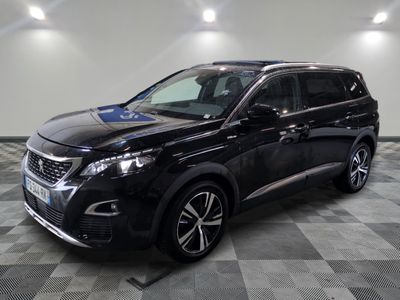 un 4x4 noir garé dans un garage au sol en damier