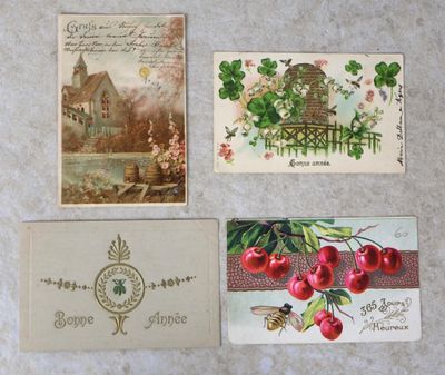 quatre cartes postales représentant des cerises, posées sur une table