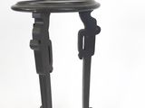 une table noire avec un plateau noir et un piètement noir