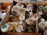 une boîte remplie d'objets hétéroclites posée sur le sol