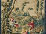 une image d'une tapisserie accrochée au mur d'une pièce