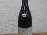 une bouteille de vin posée sur une table