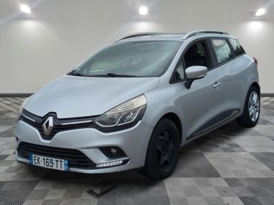 la voiture argentée est garée sur le sol en damier d'un garage