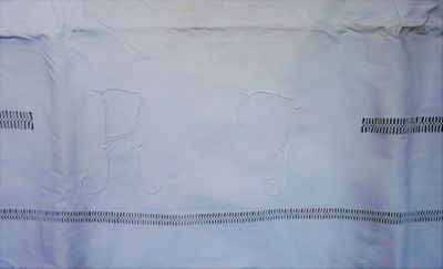un morceau de tissu blanc orné d'un monogramme