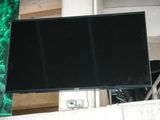 un grand téléviseur à écran plat posé sur une étagère