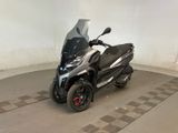 un scooter garé dans un coin de la pièce