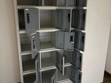 une grande armoire ouverte dans un coin de la pièce