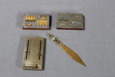 Trois compteurs à point de bridge et un coupe-papier émaillé