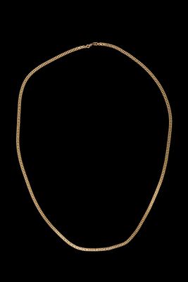 un collier en or sur fond noir