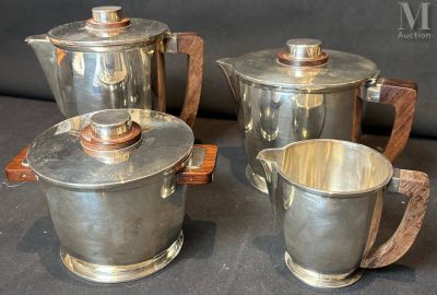 service à thé et à café en argent, composé de quatre pièces, sur fond noir