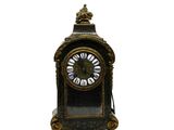 une petite horloge posée sur une table