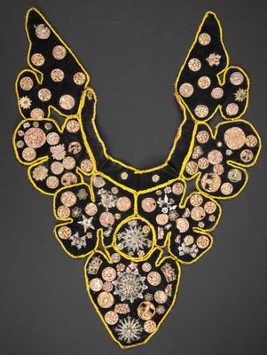un collier brodé noir et jaune orné de fleurs