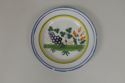 une assiette avec un dessin sur une table