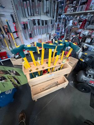 de nombreux outils rangés dans une caisse en bois dans un garage