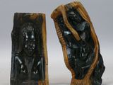 une paire de serre-livres en bois sculpté représentant une femme et un homme